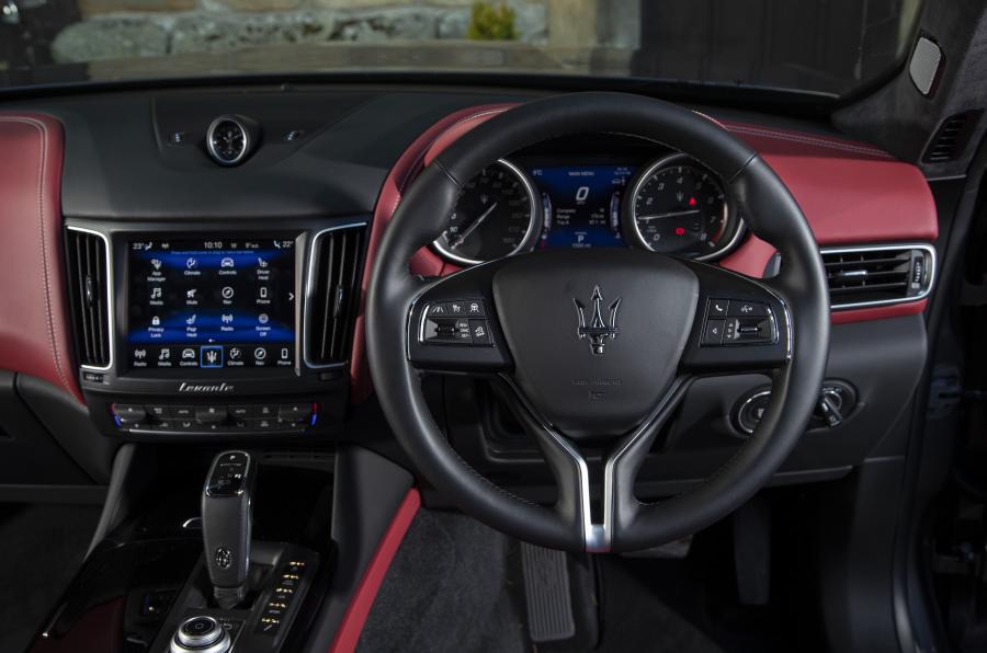 Панель приборов Maserati Levante GranLusso 2018 года  (UK) (фото 4 из 14)
